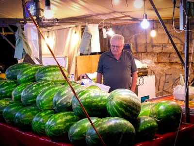 Un�idea originale venuta in mente al 74enne Donato Genchi, che nel 1974 ha aperto in via della Costituente, insieme con la moglie Rosaria Rossina, una bancarella che offre cocomeri pr�t-a-manger